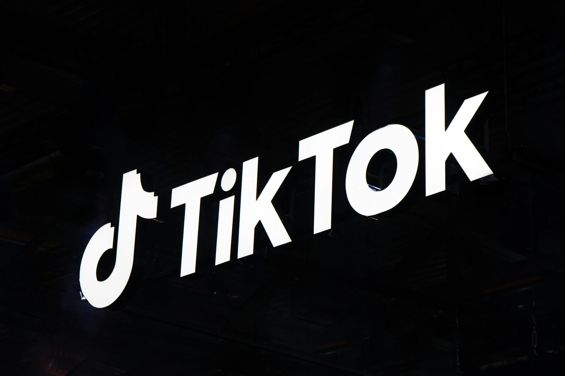 TikTok Sa Thải H&agrave;ng Trăm Nh&acirc;n Vi&ecirc;n trong Cuộc Chuyển Đổi Kiểm Duyệt Nội Dung sử dụng Tr&iacute; Tuệ Nh&acirc;n Tạo