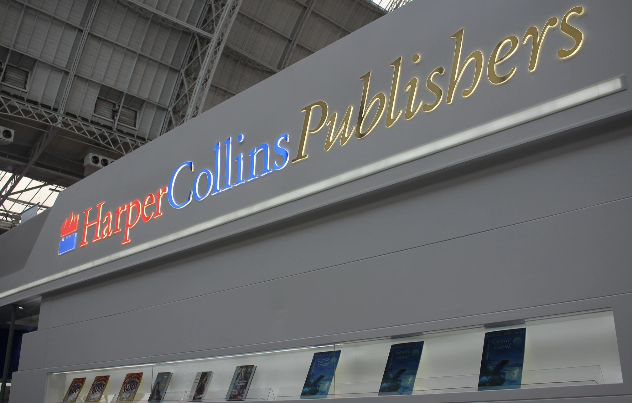 HarperCollins Hợp T&aacute;c Với C&ocirc;ng Ty AI, C&aacute;c T&aacute;c Giả Tranh Luận Về Việc Tham Gia