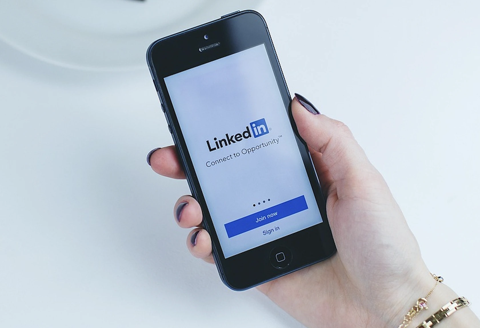 LinkedIn Đối Mặt Với Vụ Kiện Tố C&aacute;o V&igrave; Đ&atilde; Chia Sẻ Tin Nhắn Của Người D&ugrave;ng Để Huấn Luyện M&ocirc; H&igrave;nh AI