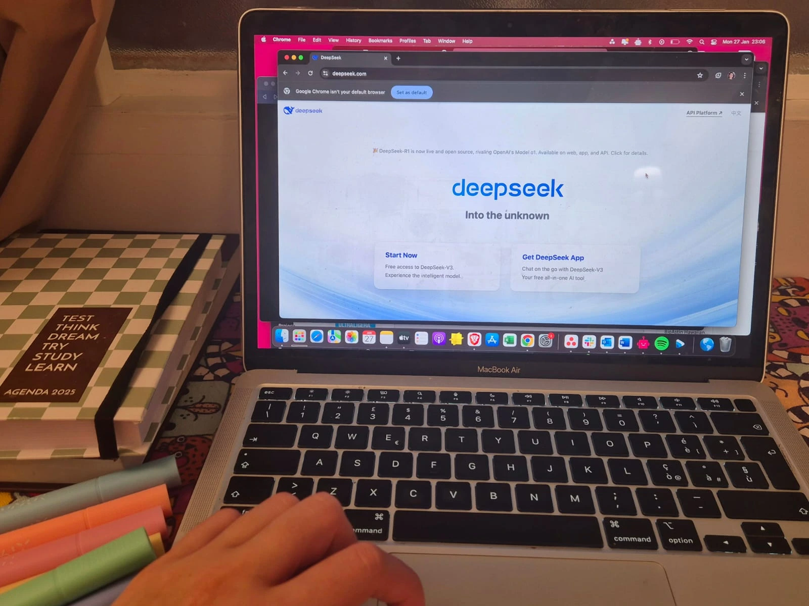 DeepSeek Giới Hạn Đăng K&yacute; Sau C&aacute;c Cuộc Tấn C&ocirc;ng Mạng