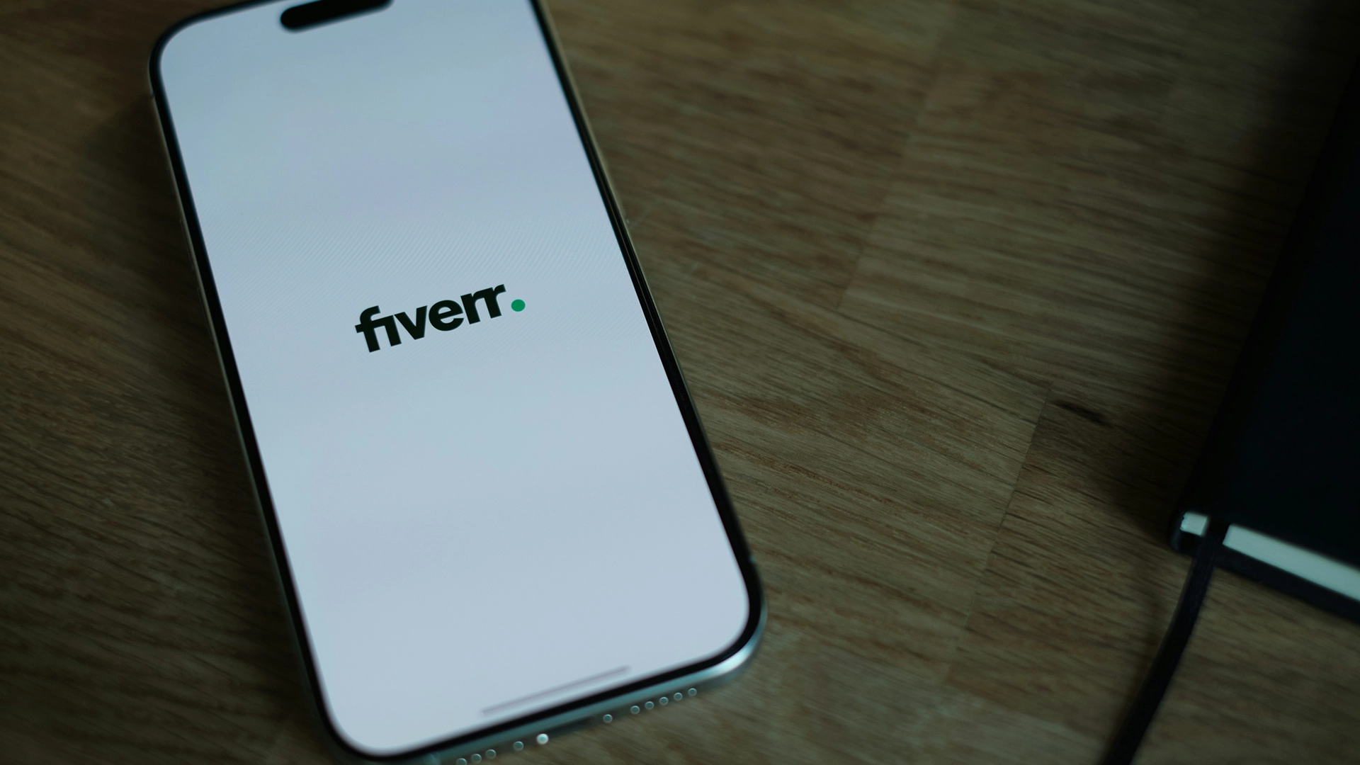Fiverr Chuyển Sang Cấu Tr&uacute;c AI V&agrave; Sa Thải 30% Lực Lượng Lao Động
